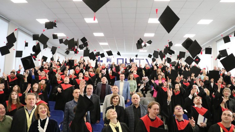 В ЛНТУ відбулось урочисте вручення дипломів магістрам. ФОТО