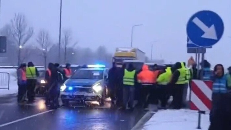 Українські водії перекрили дороги в польських містах у відповідь на блокаду кордону