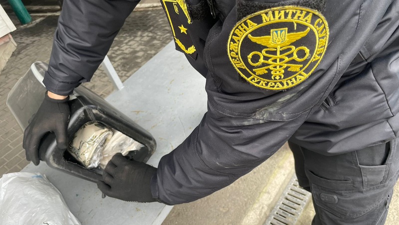 Жінка намагалась ввезти незадекларований товар у каністрах
