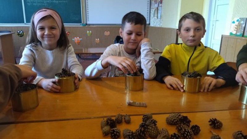 Школярі на Волині виготовляють окопні свічки для Захисників