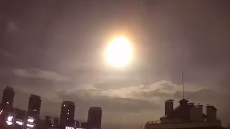 Яскравий спалах: що трапилося у небі над Києвом?