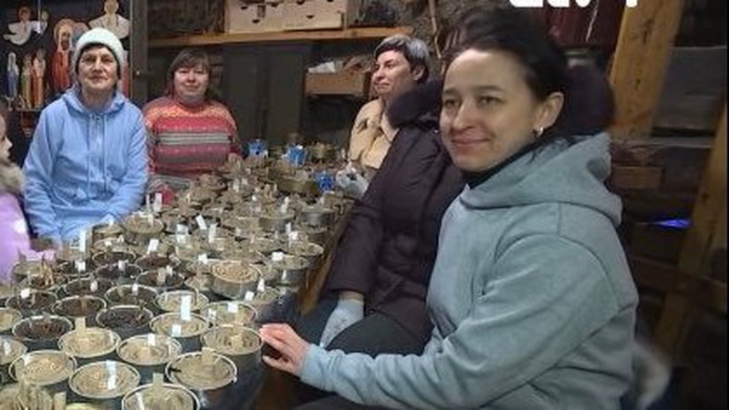Волинянка в Естонії організувала виготовлення окопних свічок