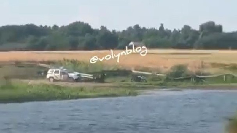 Через перешкоди у поле: у селі на Волині поліціянти затримали зухвалого водія мопеда. ВІДЕО