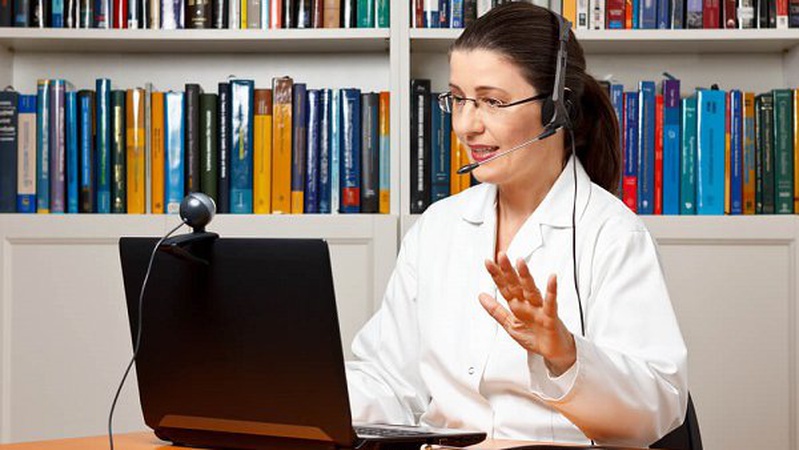 У МОН розповіли, чи уріжуть вчителям зарплати під час дистанційного навчання