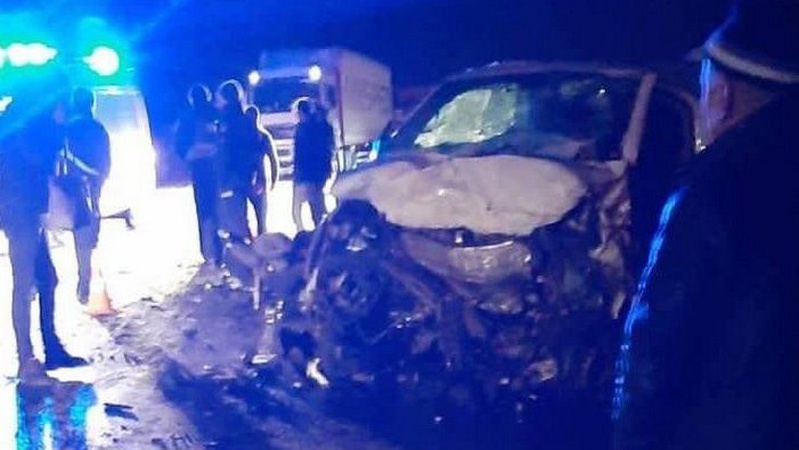 Моторний відсік розтрощений: на трасі біля Володимира потрапив у ДТП бус