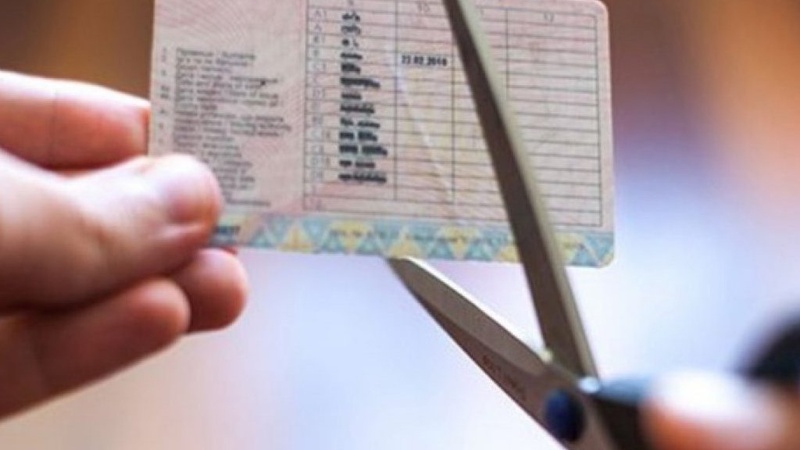 Штраф та позбавлення водійських прав: у Луцьку покарали водія, що їздив під наркотиками