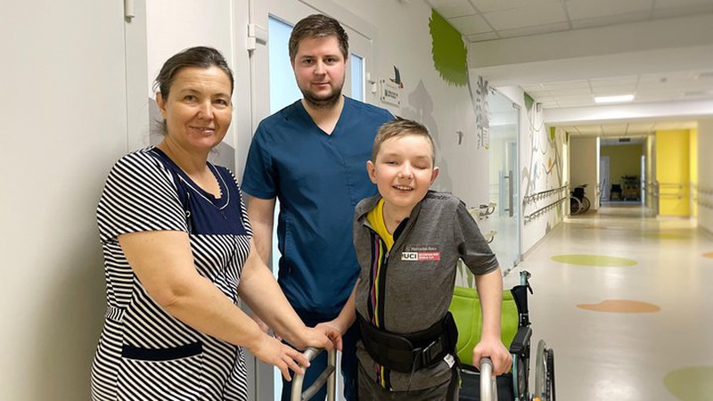 12-річному волинянину допомогли стати на ноги львівські реабілітологи