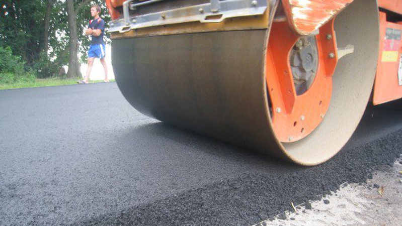 На 200 тисяч гривень оштрафували підрядника, який укладав в Луцьку асфальт: причина