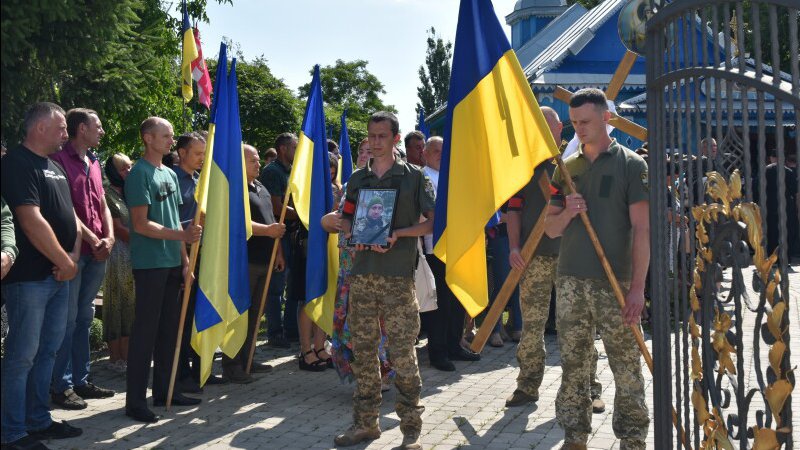 На Волині провели на колінах в останню дорогу загиблого Героя Павлом Вітком