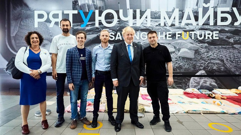 Борис Джонсон відвідав виставку «Рятуючи майбутнє» і показав володіння українською