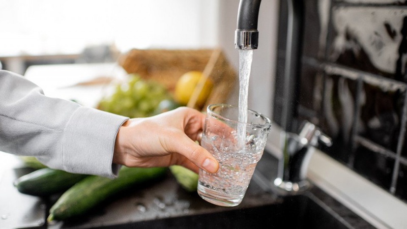 Фахівці розповіли, як знезаразити воду в разі аварії та як правильно її зберігати