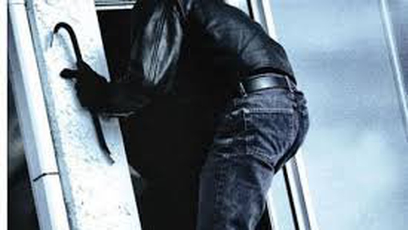 Зламав ґрати та обікрав: на Волині затримали магазинного злодія