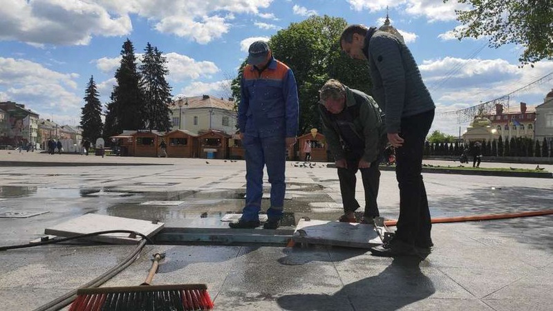 У Луцьку чистять фонтани: чи можна в них купатися.ФОТО.ВІДЕО