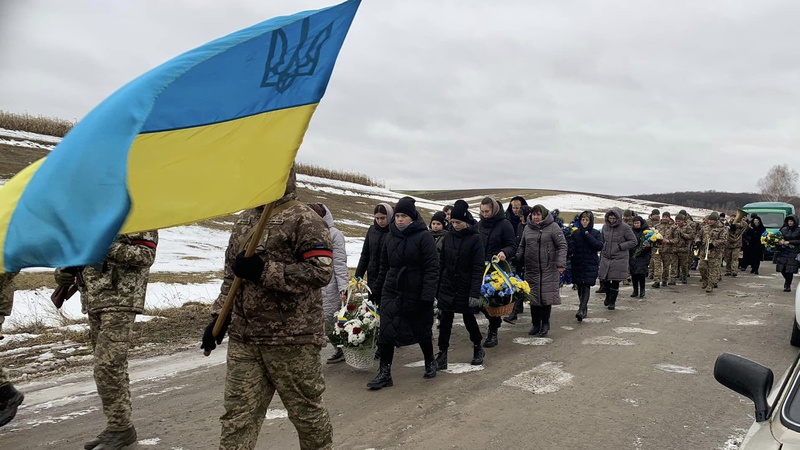 Волиняни навколішки прощалися із Героєм Сергієм Бляхарчуком