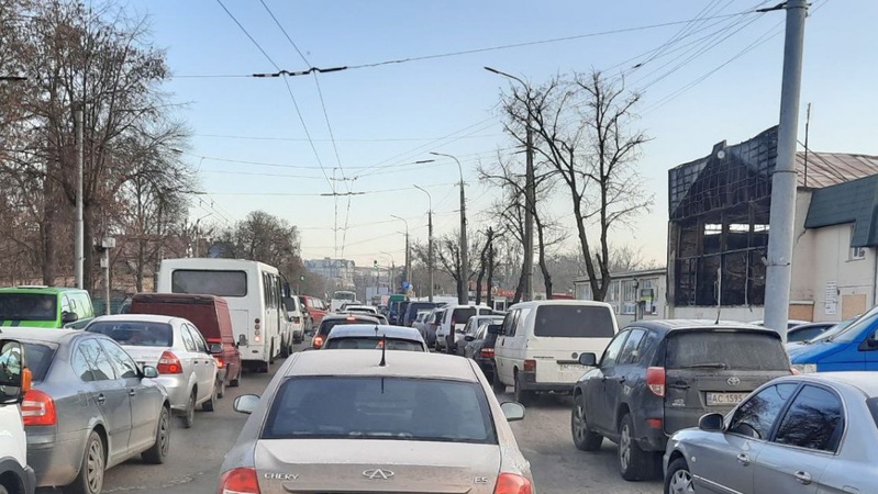 У Луцьку зіткнулися маршрутка і вантажівка: біля ринку – затор. ФОТО