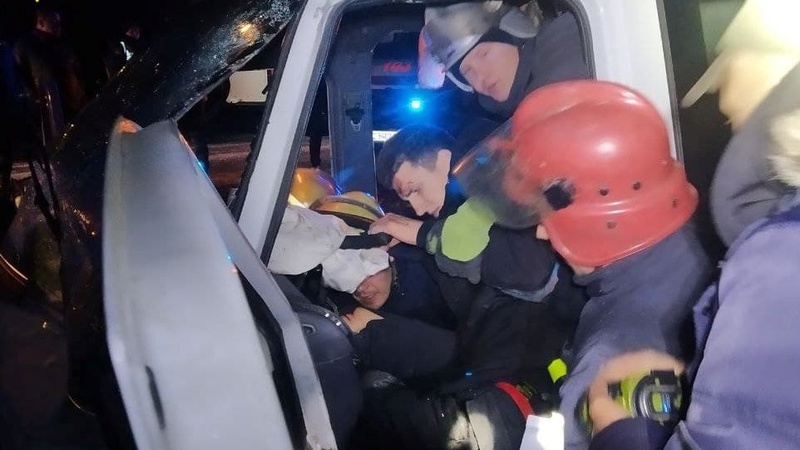 На Волині бус злетів з дороги і зіткнувся з деревом: постраждало 5 чоловік. ФОТО