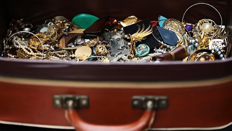 Судитимуть 21-річну волинянку, яка поцупила в знайомої прикрас на 315 тисяч грн