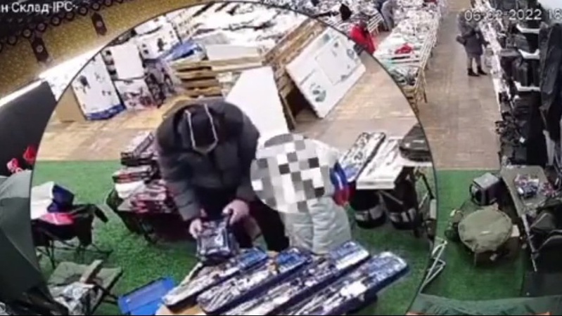 У Нововолинську чоловік з дитиною вкрав з магазину праску і рибальське знаряддя. ВІДЕО