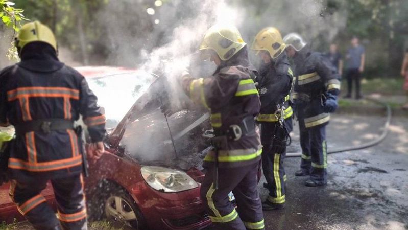 У Луцьку загорілося авто: в салоні була жінка з дитиною. ФОТО