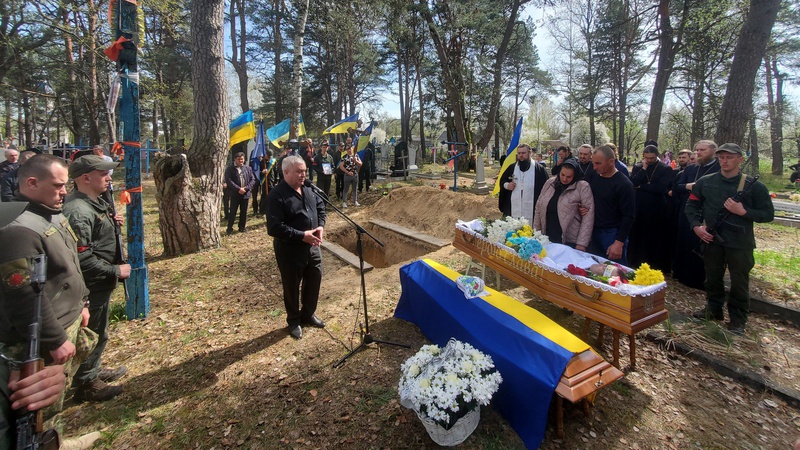 Без батька залишилося двоє неповнолітніх дітей: волиняни попрощалися з Героєм Юрієм Ковальчуком