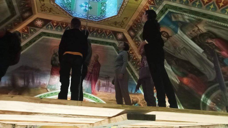 Волинські школярі розписують стіни храму ПЦУ