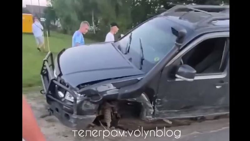 У селі на Камінь-Каширщині легковик влетів у припарковане авто