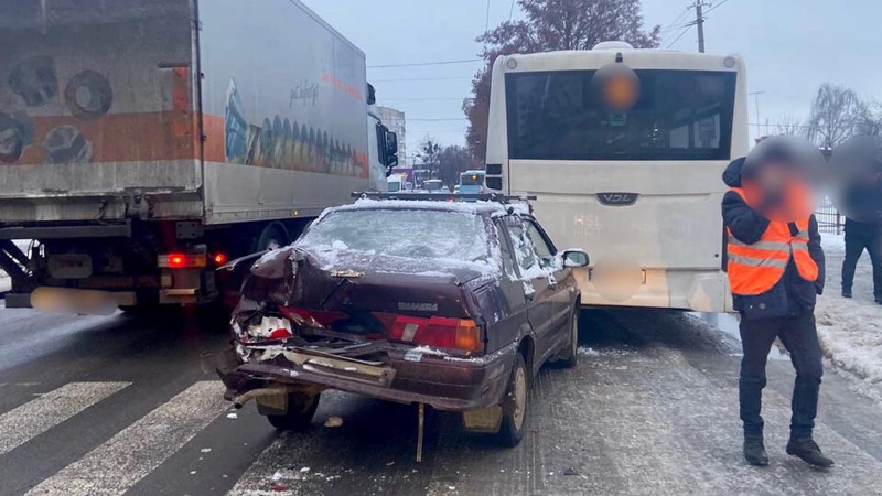 У Луцьку - аварія: зіткнулись легковик і маршрутка