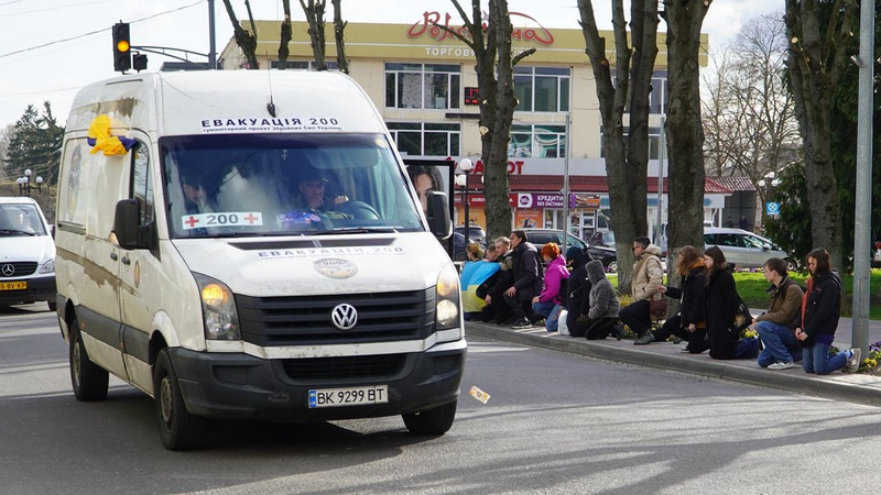 Волиняни на колінах зустріли тіло загиблого бійця