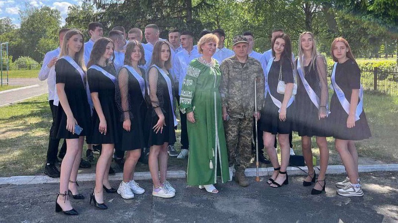 На Волині мобілізований вчитель приїхав до учнів на свято останнього дзвоника