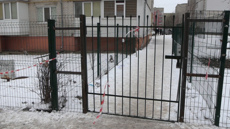 У Луцьку жінка самовільно встановила паркан, аби на людей не падали бурульки