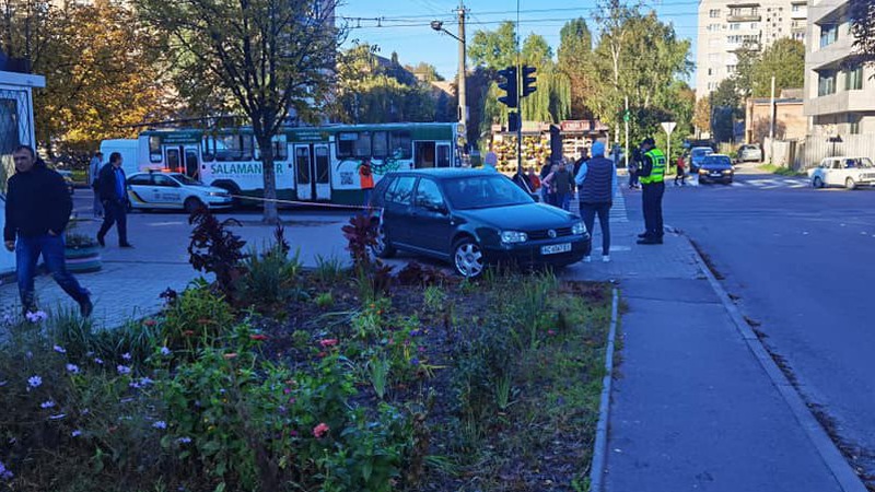 У Луцьку автомобіль на зупинці збив чоловіка. ФОТО