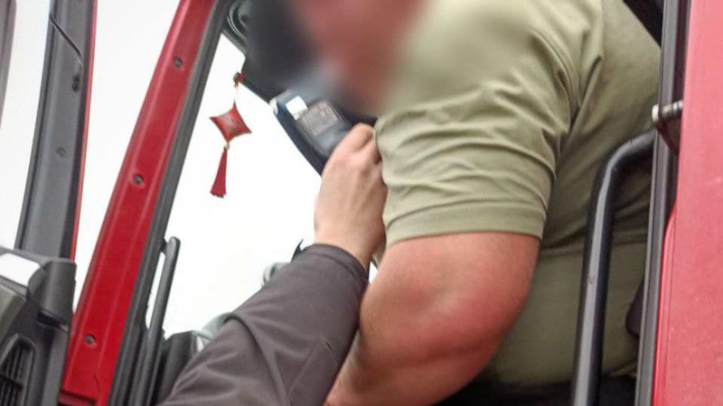 П’яний чоловік: на Волині небайдужі люди повідомили поліцейським про водія, який рухався на дорозі дивно