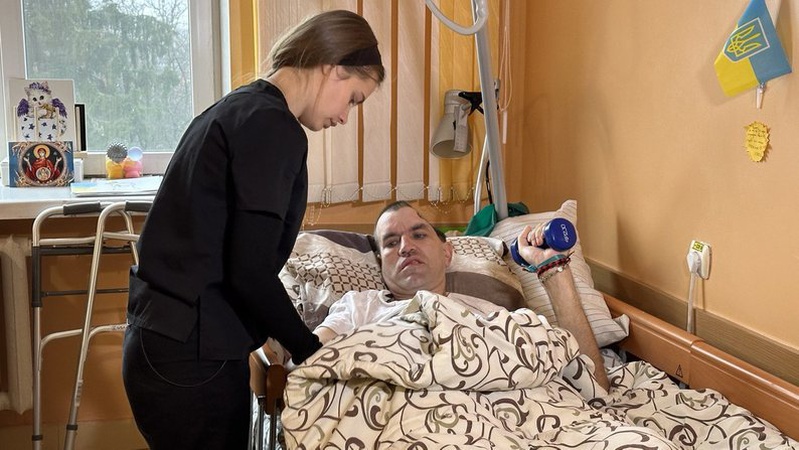 Боєць з Волині після важкого поранення заново вчився дихати, ковтати та жувати
