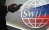 ЄС відключає від SWIFT сім російських банків та забороняє передавати в Росію готівкове євро