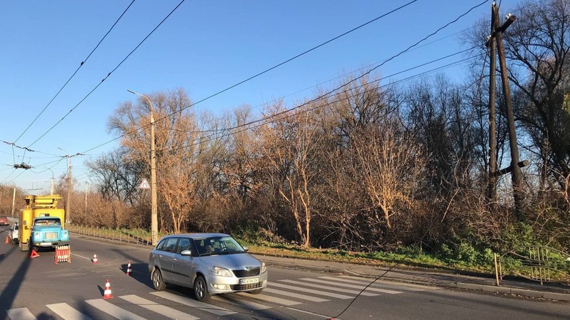 У Луцьку обірвалась тролейбусна контактна мережа і зачепила авто