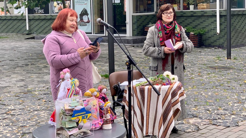 У Луцьку під час благодійної мистецької акції збирали гроші на ЗСУ. ФОТО