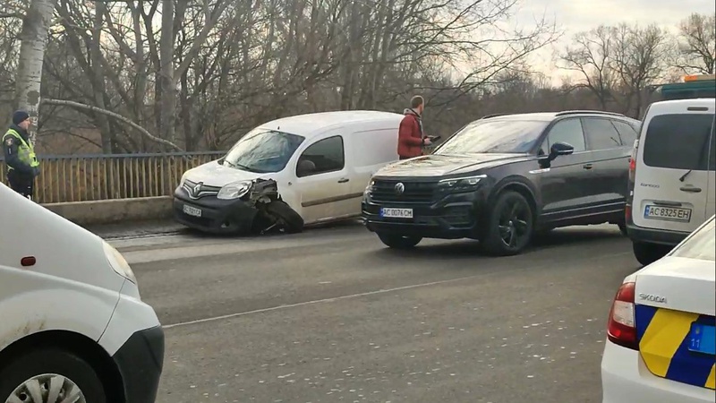 У Луцьку – аварія через погане асфальтне покриття. ВІДЕО