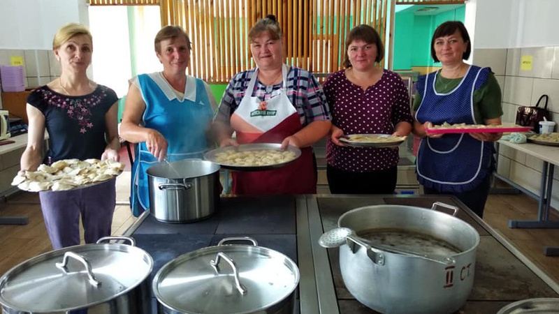Господині волинського села зліпили понад 3 тисячі вареників для ЗСУ