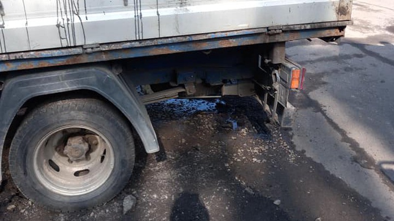 Лучанка показала, як ями з водою засипали асфальтом. ФОТО