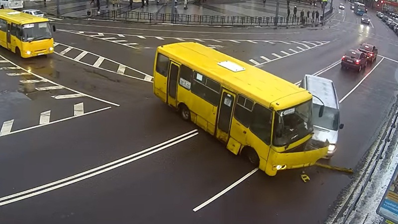 Як бус в’їхав у маршрутку з пасажирами у центрі Луцька. ВІДЕО