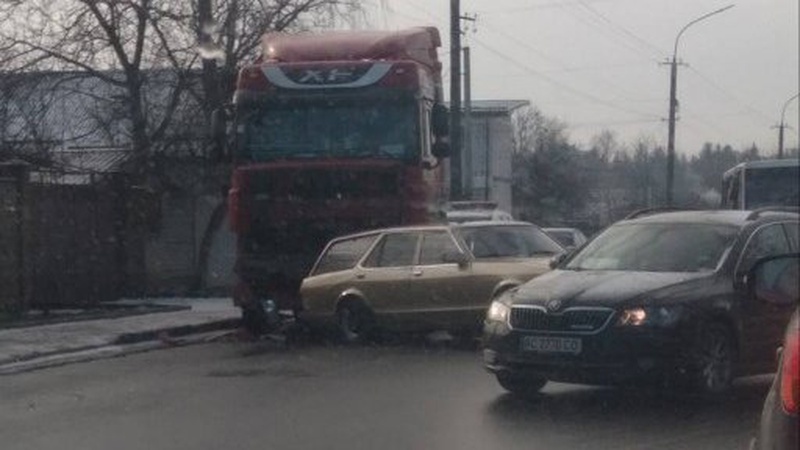 У Луцьку зіткнулися вантажівка і легковик