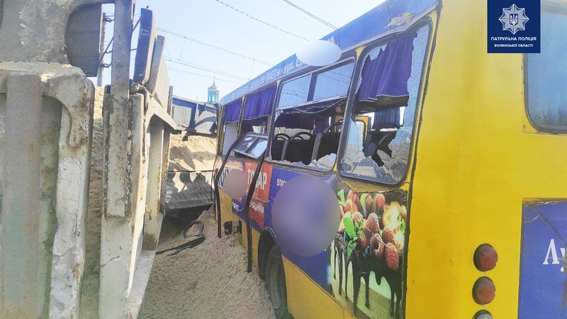 Вантажівка в’їхала в маршрутку: фото аварії в Луцьку, в якій постраждали семеро людей