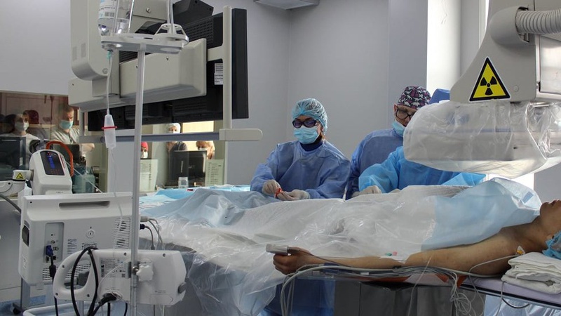 Волинські лікарні без розрізу грудної клітки прооперували підлітка з вадою серця. ФОТО