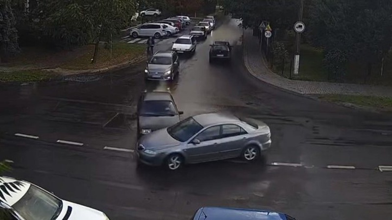 У Луцьку на перехресті ВАЗ в’їхав у «мазду»