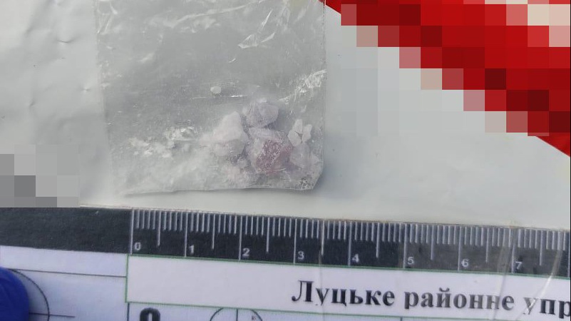 У Луцькому районі зловили чоловіків, які в машині вживали психотропи. ФОТО