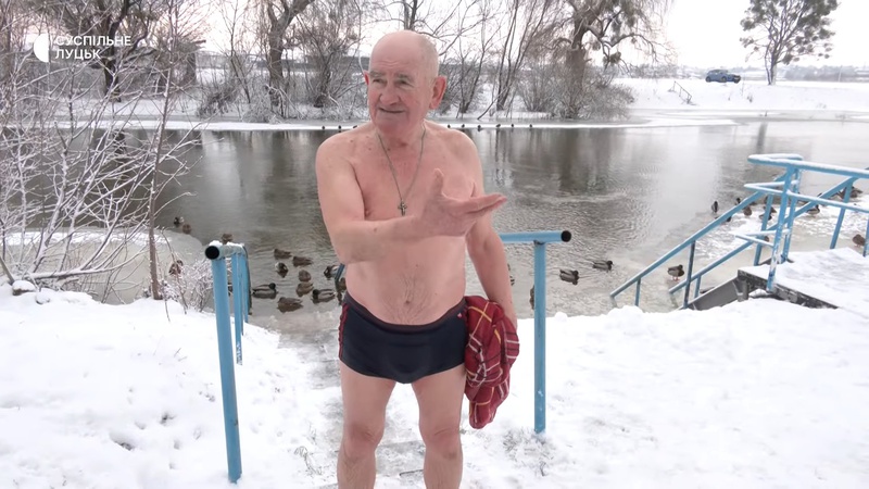 83-річний волинянин вже понад 20 років, незважаючи на погоду, займається моржуванням