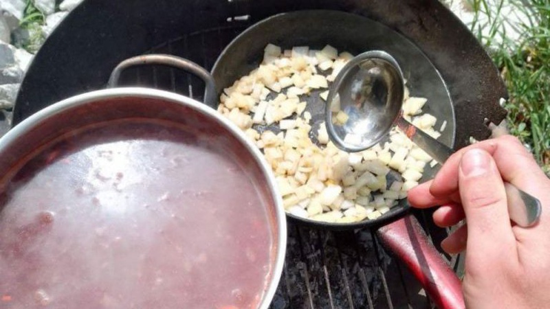 Волонтери з Волині передали бійцям на передову майже 12 тисяч порцій сухих супів і борщів