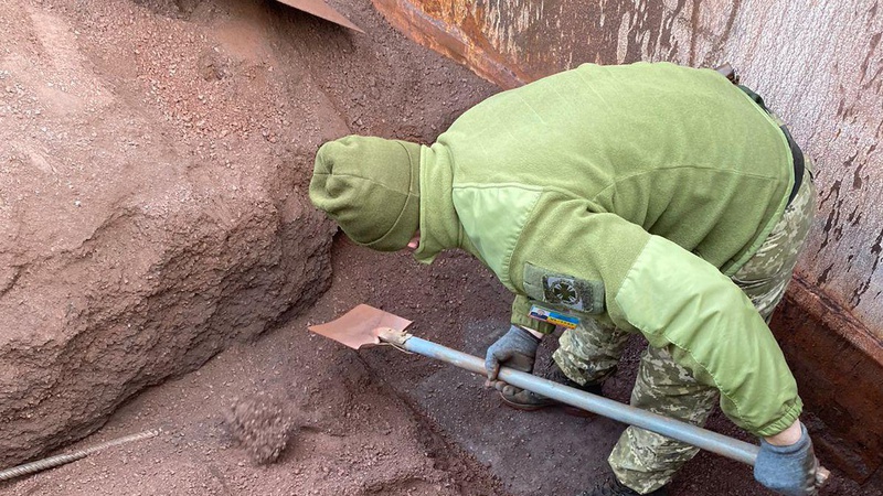 Через волинський кордон під шаром руди намагалися перевезти контрабандні цигарки. ФОТО. ВІДЕО