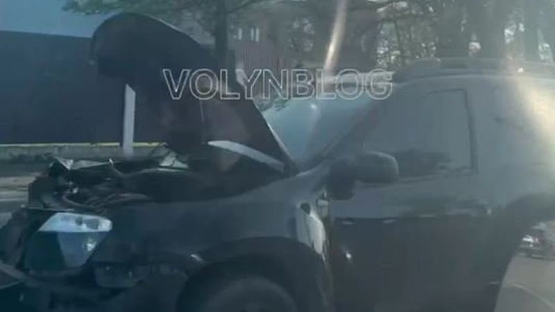 ДТП у Луцьку: на Володимирській Renault влетів у вантажівку