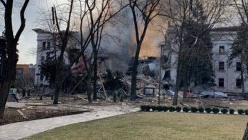Бомбосховище драмтеатру у Маріуполі витримало, люди виходять живі, – Тарута